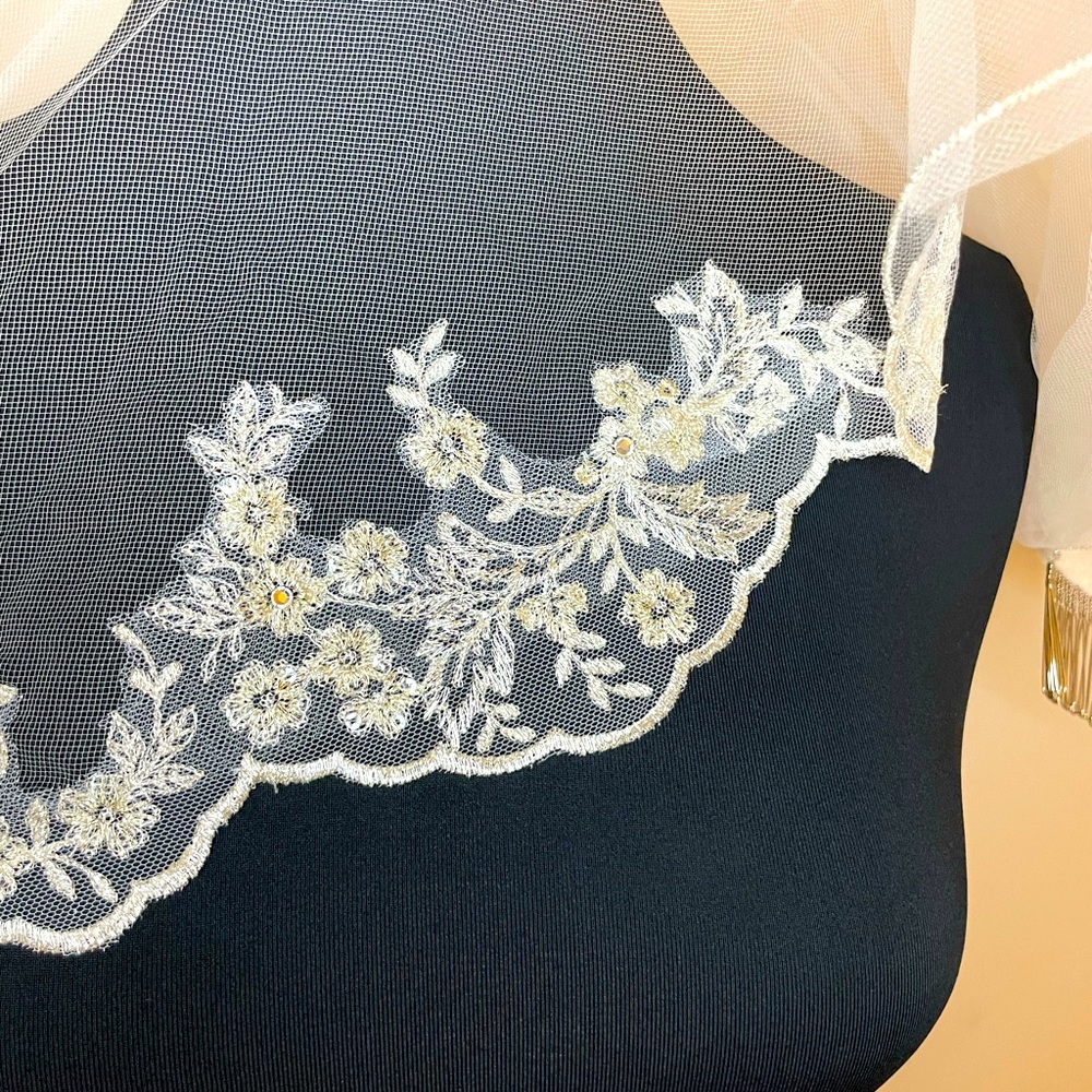 Scalloped Edge Lace Bridal Veil - Picture 13 of 16